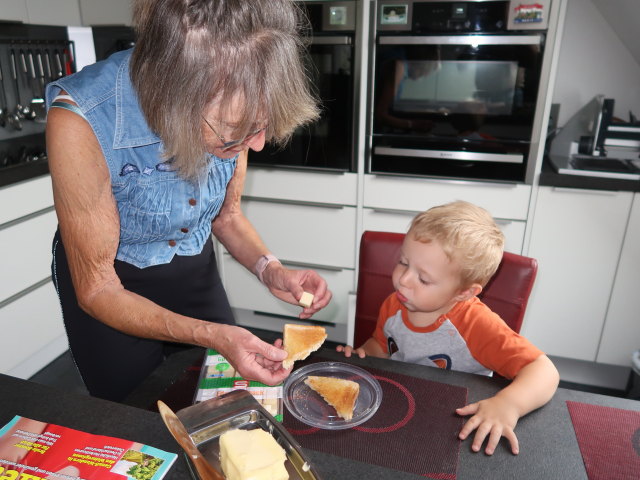 Mama und Nils im Haus meiner Eltern