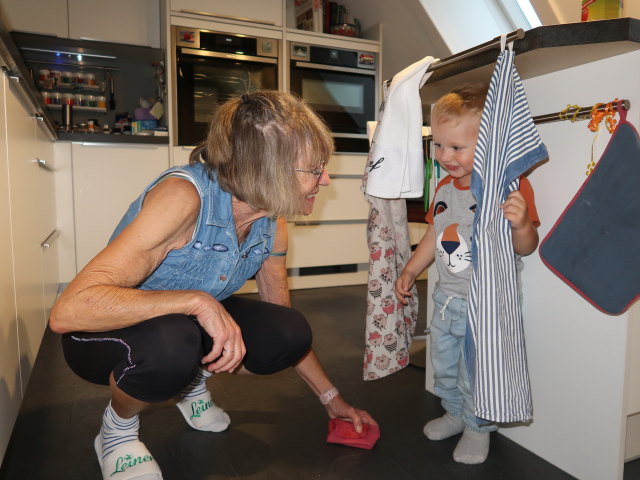 Mama und Nils im Haus meiner Eltern