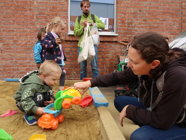 Nils und Sabine am Mistplatz Hernals