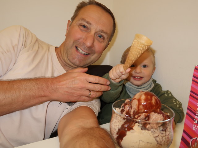 Ich und Nils im Eissalon Isola Bella