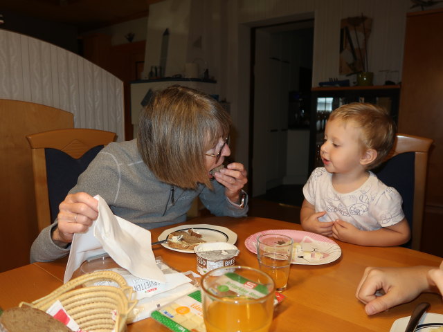 Mama und Nils im Haus meiner Eltern