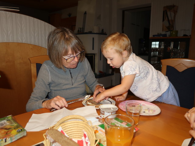 Mama und Nils im Haus meiner Eltern