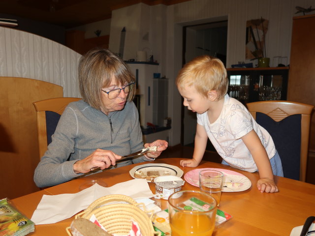 Mama und Nils im Haus meiner Eltern