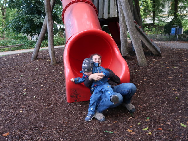 Nils und Sabine am Spielplatz Schlosspark
