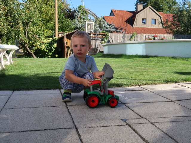 Nils im Garten meiner Eltern (1. Sep.)