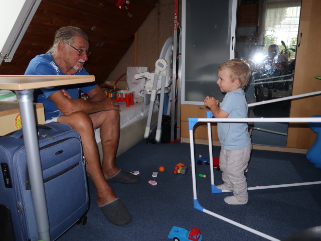 Papa und Nils im Haus meiner Eltern (2. Sep.)