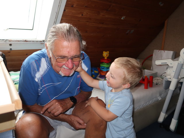 Papa und Nils im Haus meiner Eltern (2. Sep.)