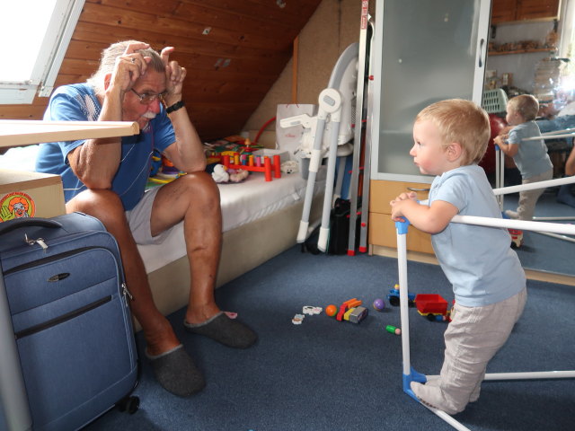 Papa und Nils im Haus meiner Eltern (2. Sep.)