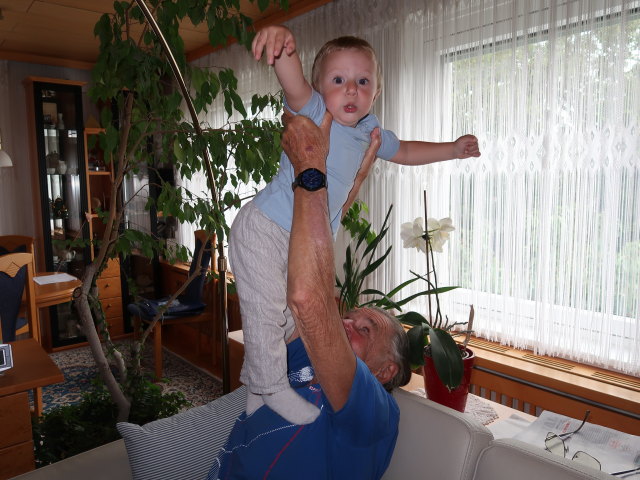 Nils und Papa im Haus meiner Eltern (2. Sep.)