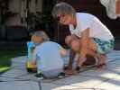 Nils und Mama im Garten meiner Eltern (1. Sep.)