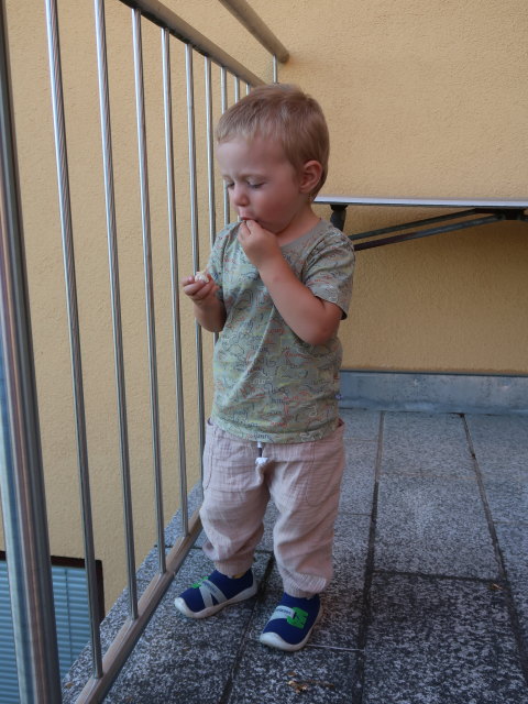 Nils auf der Terrasse meiner Oma