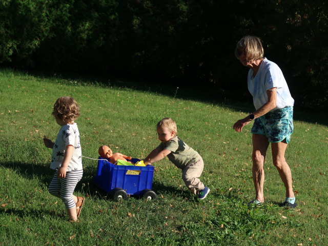Olivia, Nils und Mama im Garten meiner Oma