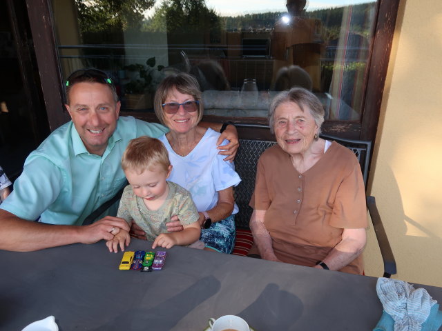 Ich, Nils, Mama und Oma auf der Terrasse meiner Oma