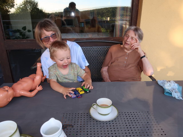 Mama, Oma und Nils auf der Terrasse meiner Oma
