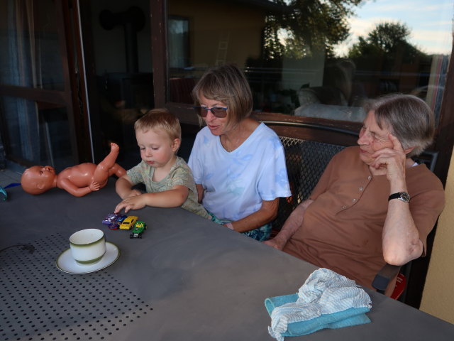 Mama, Nils und Oma auf der Terrasse meiner Oma