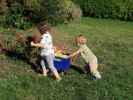 Olivia und Nils im Garten meiner Oma