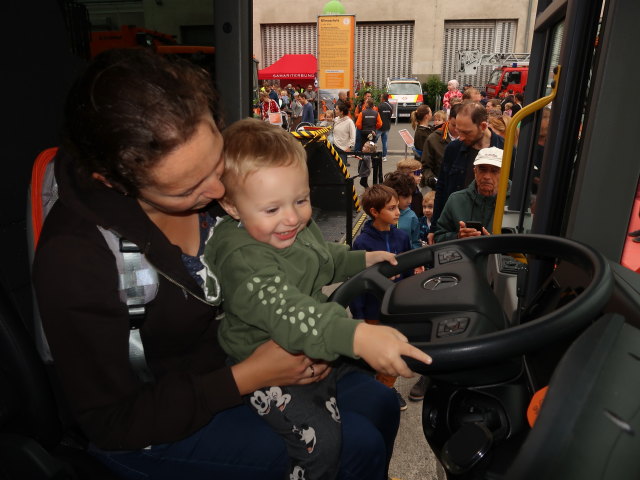 Sabine und Nils am Mistplatz Hernals