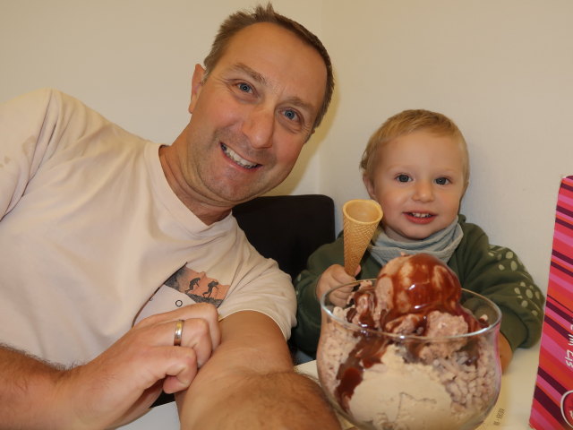 Ich und Nils im Eissalon Isola Bella