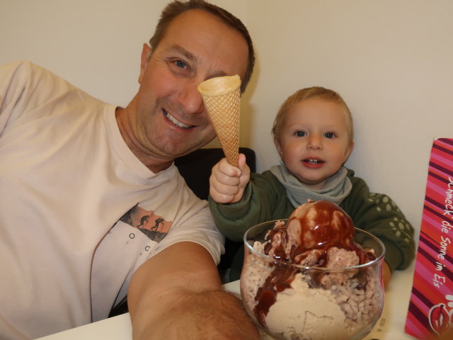 Ich und Nils im Eissalon Isola Bella