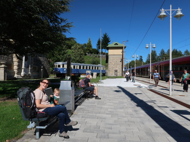 Sabine und Nils im Bahnhof Semmering, 896 m