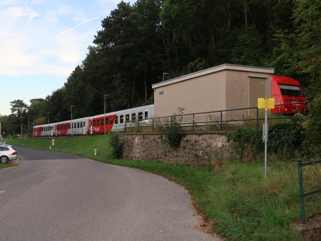 R 7252 in der Haltestelle Hirtenberg, 287 m