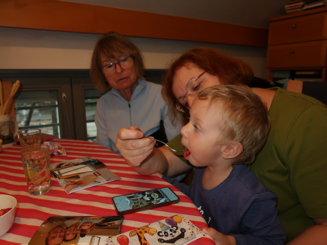 Mama, Nils und Brigitte in unserer Wohnung