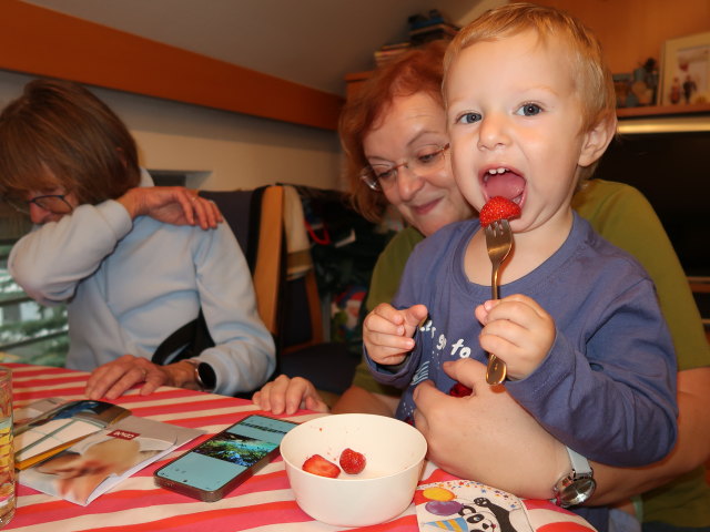 Mama, Brigitte und Nils in unserer Wohnung