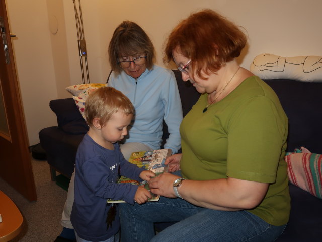 Nils, Mama und Brigitte in unserer Wohnung