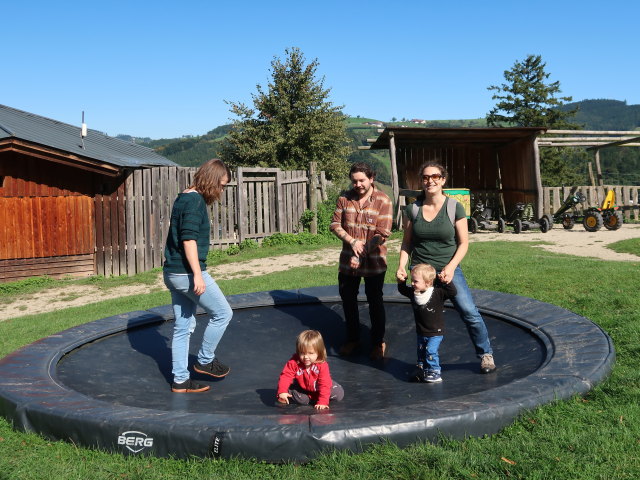 Hannelore, Ella, Manuel, Nils und Sabine im Tierpark Buchenberg