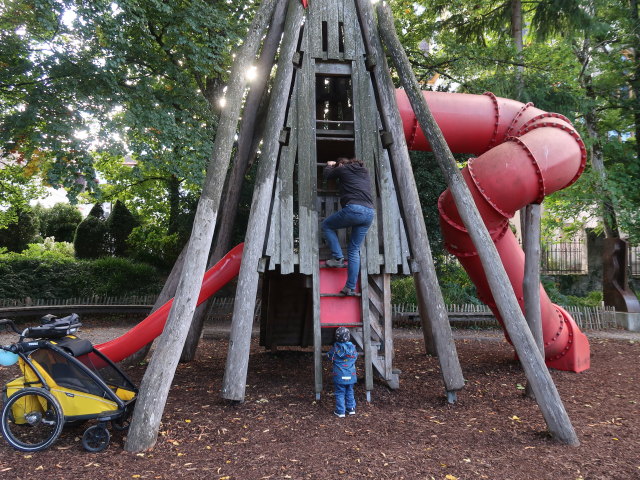 Sabine und Nils am Spielplatz Schlosspark