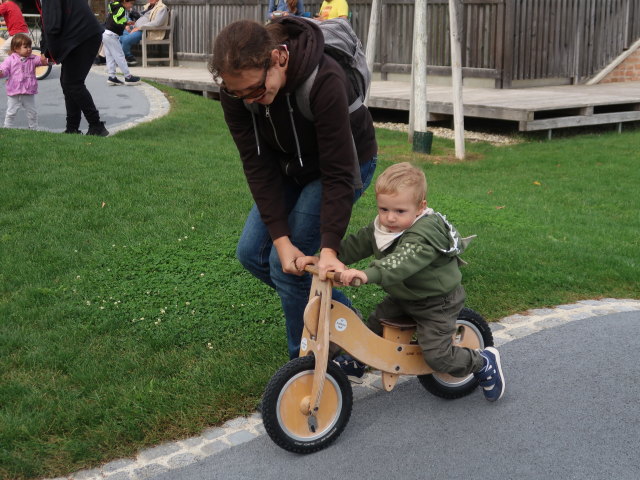 Sabine und Nils am Laufrad-Parcours