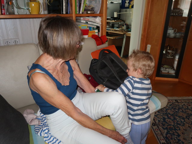 Mama und Nils im Haus meiner Eltern