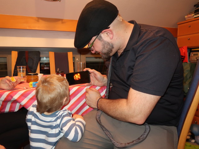 Nils und Markus in unserer Wohnung