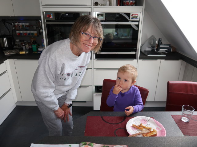 Mama und Nils im Haus meiner Eltern