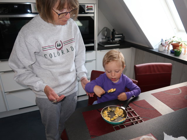 Mama und Nils im Haus meiner Eltern