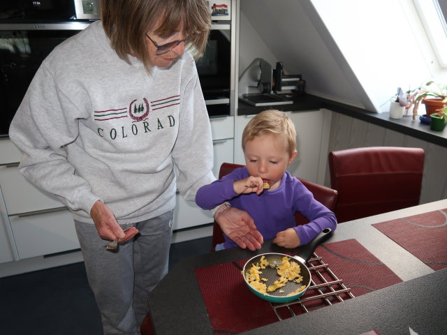 Mama und Nils im Haus meiner Eltern