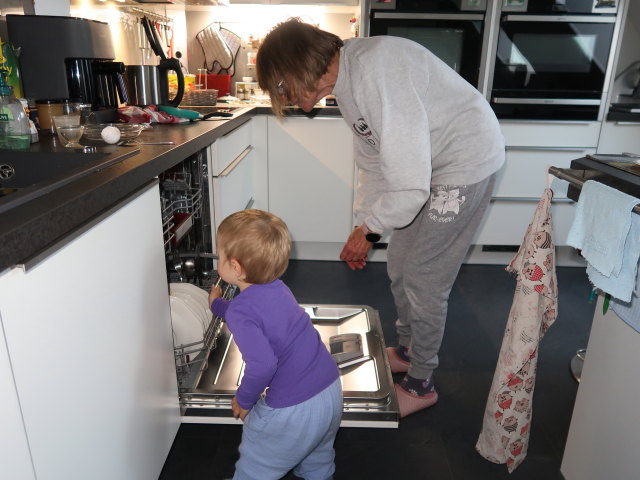 Nils und Mama im Haus meiner Eltern