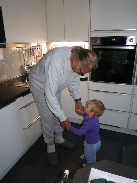 Papa und Nils im Haus meiner Eltern
