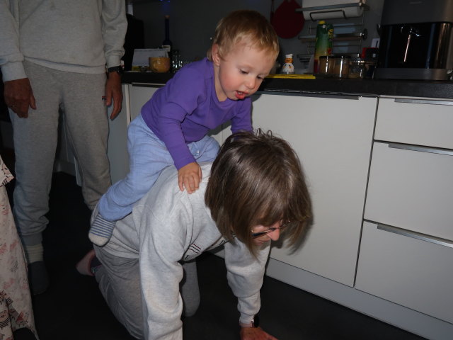 Papa, Nils und Mama im Haus meiner Eltern