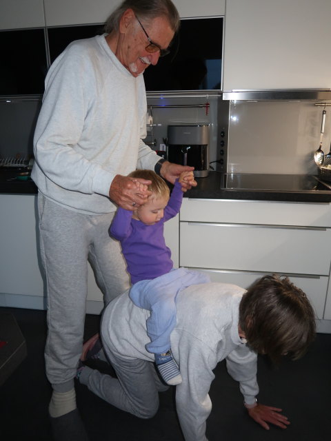 Papa, Nils und Mama im Haus meiner Eltern