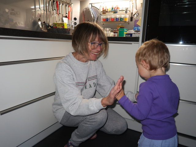 Mama und Nils im Haus meiner Eltern