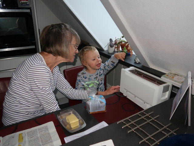 Mama und Nils im Haus meiner Eltern