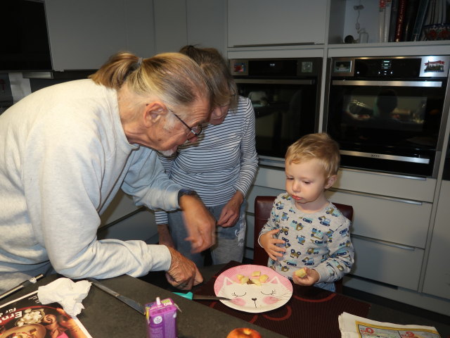 Papa, Mama und Nils im Haus meiner Eltern