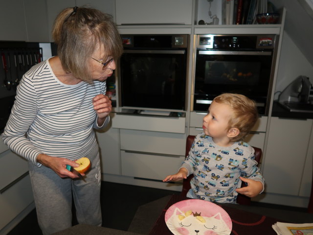 Mama und Nils im Haus meiner Eltern