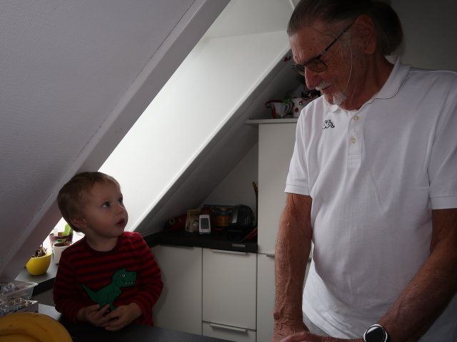 Nils und Papa im Haus meiner Eltern