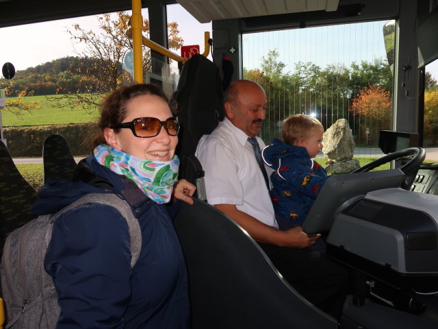 Sabine, ? und Nils in der Haltestelle Au bei Ernstbrunn Abzweigung Oberleis
