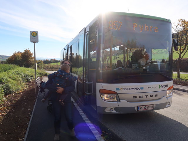 Nils und Sabine in der Haltestelle Au bei Ernstbrunn Abzweigung Oberleis