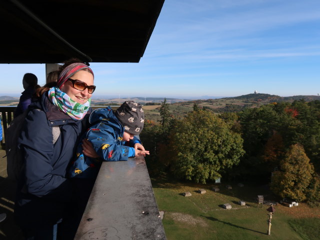 Sabine und Nils am Aussichtsturm Oberleis, 457 m