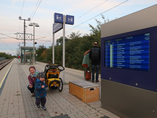 Sabine und Nils im Bahnhof Ladendorf, 224 m