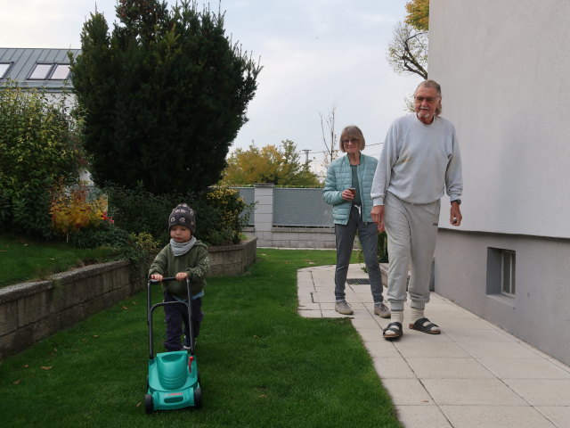 Nils, Mama und Papa im Garten meiner Eltern (22. Okt.)